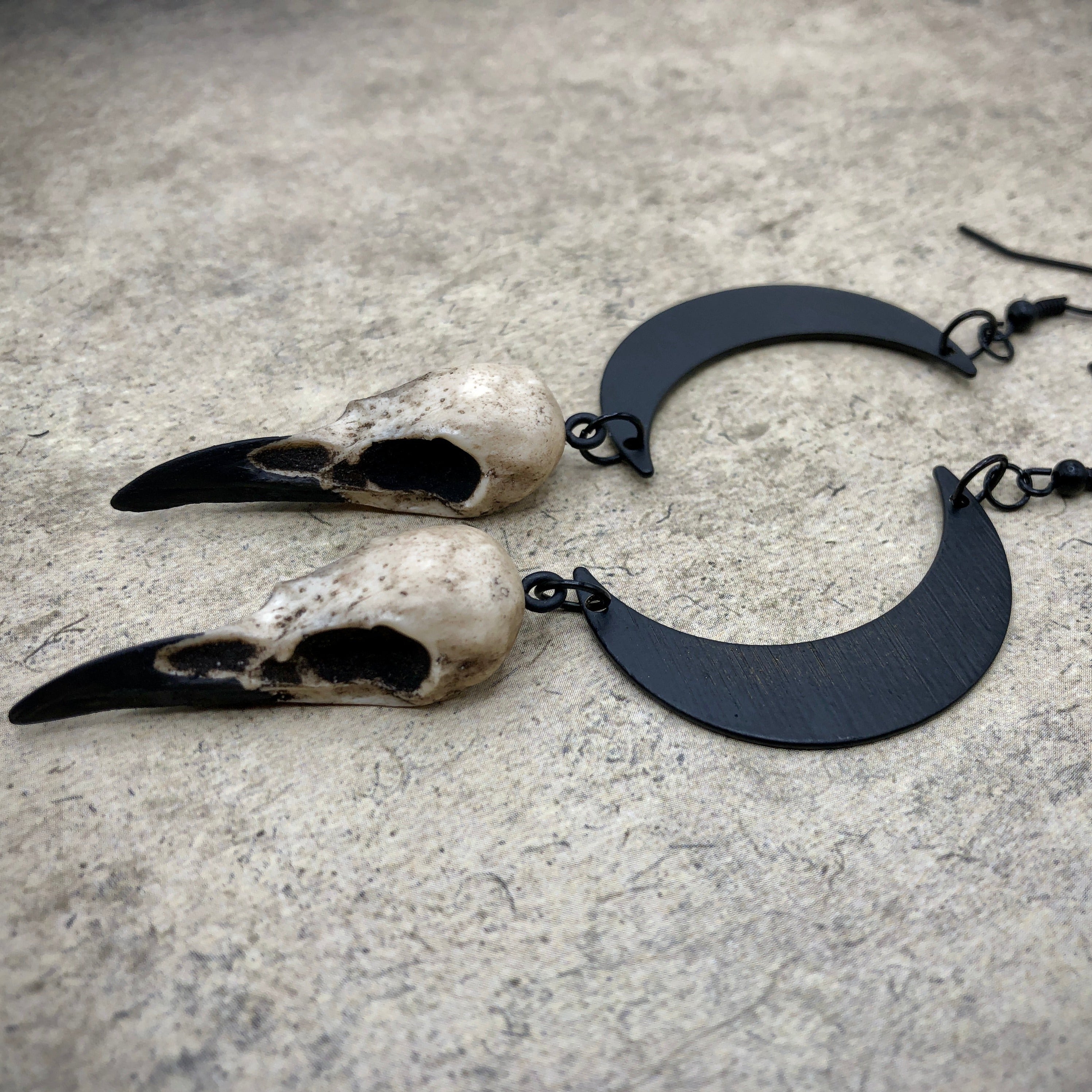 服/ファッション DD: Horned Moon Crescent Earrings RM Crescentmoonearringsravenskull
